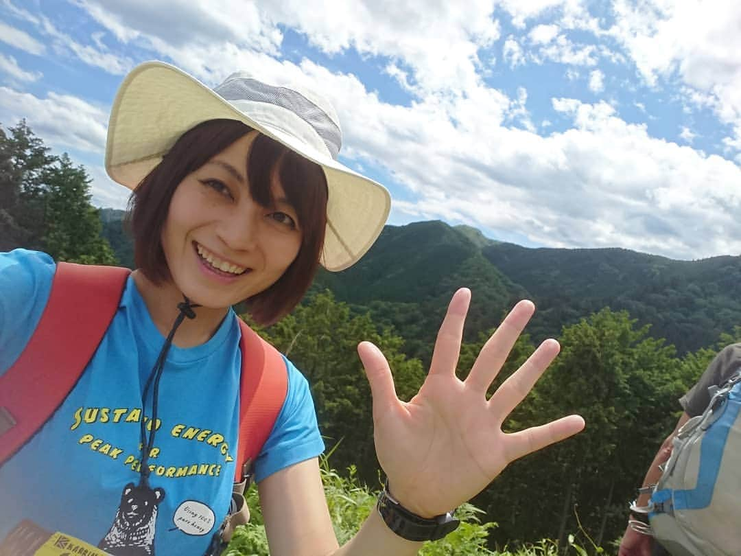 桜花さんのインスタグラム写真 - (桜花Instagram)「おやすみなさい🗻🍀 明日もナイスな１日にいたしましょ🌼  先日の御岳山、ナイスな空でした🍀  ２枚目は、三角の奥の院がばっちりと🗻🍀 惚れ惚れするほど、 三角の奥の院✨  #おやすみなさい #goodmorning  #mitakesan #御岳山  #山歩き  #mountain #mountains」6月21日 1時58分 - mountainohka