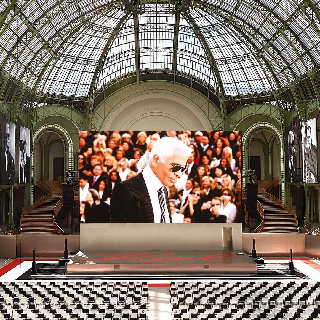 シャネルさんのインスタグラム写真 - (シャネルInstagram)「#KarlforEver — in a setting by Robert Carsen, photographs of Karl Lagerfeld appeared under the nave of the Grand Palais as the guests gathered for a memorial celebration in Paris. #CHANEL #KarlandCHANEL #karlforever2019」6月21日 1時59分 - chanelofficial