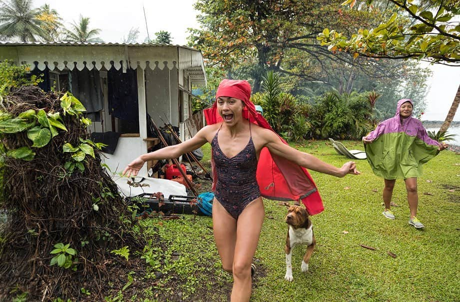 patagoniaさんのインスタグラム写真 - (patagoniaInstagram)「“We wanted to take a break to just enjoy the ocean together, sailing, freediving and sharing waves. But it didn’t quite work out that way. When we met up in Tahiti, @captainlizclark was sick and out of action. @leabrassy and I played in a few waves and got a dive in, but we felt constantly pulled back to check on Liz. Before long I got sick too, and instead of being in the ocean, our days were mostly spent lounging, smashing herbs and roots into medicinal teas, and sharing the best medicine of all, laughter.”﻿⠀ ﻿⠀ Read the rest of @kimi_swimmy’s story “Sea Sisters” on The Cleanest Line through the link in bio. ﻿⠀ ﻿⠀ Photos: @cinematowski @laurentmasurel」6月21日 2時03分 - patagonia