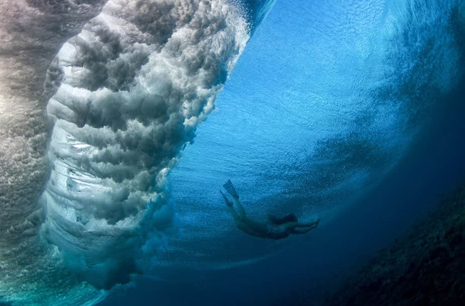 patagoniaさんのインスタグラム写真 - (patagoniaInstagram)「“We wanted to take a break to just enjoy the ocean together, sailing, freediving and sharing waves. But it didn’t quite work out that way. When we met up in Tahiti, @captainlizclark was sick and out of action. @leabrassy and I played in a few waves and got a dive in, but we felt constantly pulled back to check on Liz. Before long I got sick too, and instead of being in the ocean, our days were mostly spent lounging, smashing herbs and roots into medicinal teas, and sharing the best medicine of all, laughter.”﻿⠀ ﻿⠀ Read the rest of @kimi_swimmy’s story “Sea Sisters” on The Cleanest Line through the link in bio. ﻿⠀ ﻿⠀ Photos: @cinematowski @laurentmasurel」6月21日 2時03分 - patagonia