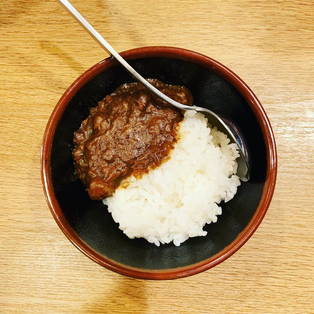 志摩有子さんのインスタグラム写真 - (志摩有子Instagram)「HERSの連載チームで焼肉立屋に。いつものラインナップに〆に大根と牛スジ煮込みのカレーをちょっとずつ。スパイスが効いた爽やかな辛さがクセになるランチでも人気の一品。 #ごはん会 #焼肉 #立屋 #水道橋 #立ち食い焼肉 #牛スジ煮込みカレー」6月21日 2時07分 - ariko418