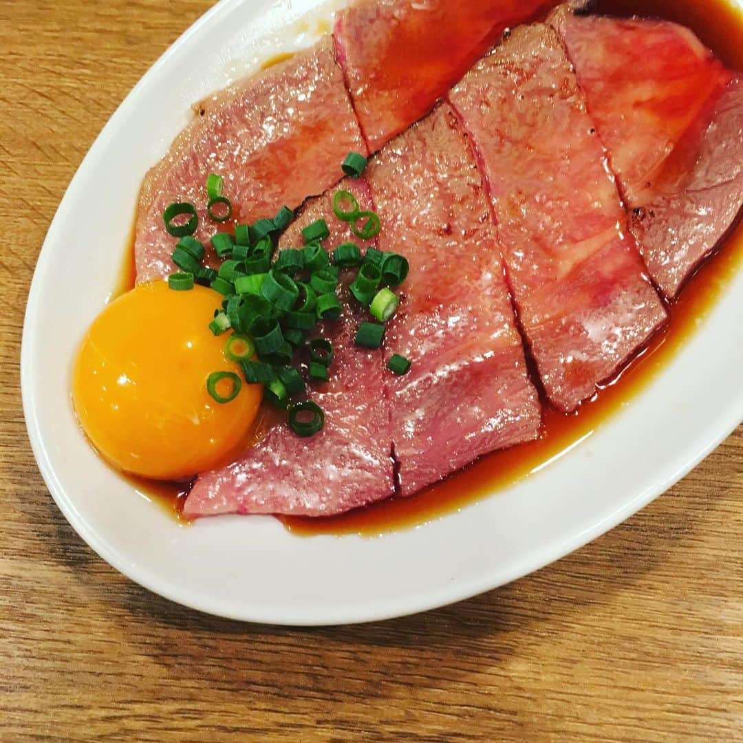 志摩有子さんのインスタグラム写真 - (志摩有子Instagram)「HERSの連載チームで焼肉立屋に。いつものラインナップに〆に大根と牛スジ煮込みのカレーをちょっとずつ。スパイスが効いた爽やかな辛さがクセになるランチでも人気の一品。 #ごはん会 #焼肉 #立屋 #水道橋 #立ち食い焼肉 #牛スジ煮込みカレー」6月21日 2時07分 - ariko418