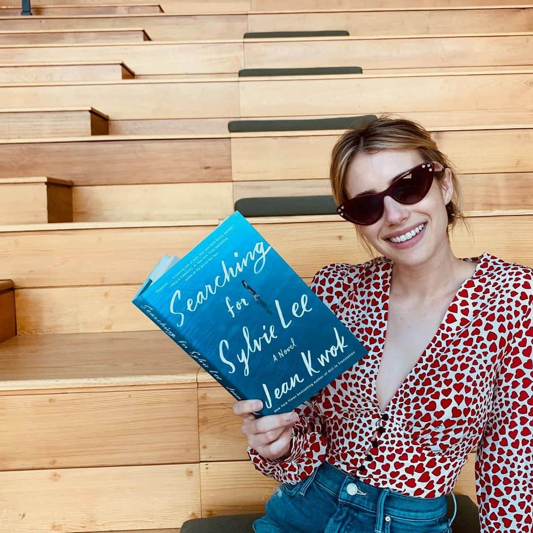 エマ・ロバーツさんのインスタグラム写真 - (エマ・ロバーツInstagram)「What page are you on of our @belletrist #june pick? @belletrist @jeankwokauthor 📚💙」6月21日 2時07分 - emmaroberts