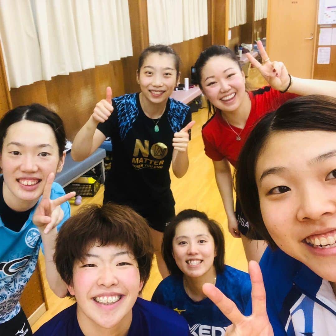 リリー・チャンのインスタグラム：「Some photos of training, competing, and touring in Japan. Had the best time at Exedy training with these wonderful humans for a week! Also, swipe to see me as a very attractive Japanese man 🇯🇵👨🏻✌️ #asianposingtothemax #iga #nagoya #sapporo」