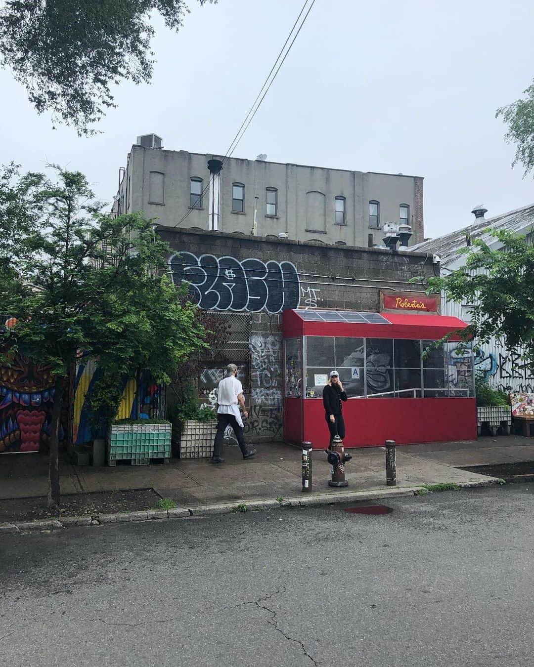 秋山具義さんのインスタグラム写真 - (秋山具義Instagram)「ランチピで、ニューヨークのブルックリンの大人気ピザ『Roberta's』。﻿﻿ ここのオーナーシェフのカルロスをこの前東京で本田直之さんに紹介してもらって『ももまる』に行ったのでした。﻿﻿ 11時オープン狙いで、フォーリンデブはっしーとあまいけいきと3人で。﻿﻿ ニンニクがめちゃくちゃ効いてハバネロが辛くて美味しいリルスティンカー、﻿﻿ ブルーチーズが濃厚でメキシカンも感じるビーストマスター、﻿﻿ 胡椒が効いててスパイシーなチーザスクライスト、﻿﻿ どれもめちゃくちゃ美味しかった！！！﻿﻿ ﻿﻿ #robertas #robertaspizza #ブルックリンピザ #具義ピザ2019 #具義ニューヨーク2019」6月21日 2時14分 - gugitter