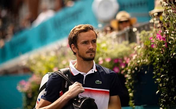 ダニール・メドベージェフさんのインスタグラム写真 - (ダニール・メドベージェフInstagram)「Walking into quarters 🚶🏻‍♂️🌱🐊 @fevertreechampionships 💪🏻 @lacoste @tecnifibre #london #atp #tennis」6月21日 2時19分 - medwed33