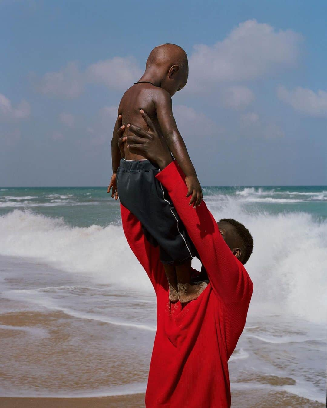 i-Dさんのインスタグラム写真 - (i-DInstagram)「To raise awareness on #WorldRefugeeDay we're sharing this beautiful yet heart-wrenching photo series by @dudihasson1, offering a glimpse of 18-year-old Alan Godin and his family's journey from #Sudan to #TelAviv as refugees.⁣ 💙⁣⁣ ⁣⁣⁣ Read @clementine_wdp's insightful interview with Alan about the difficulties he and family face, and his hopes for the future.⁣ 🔗⁣⁣」6月21日 2時20分 - i_d