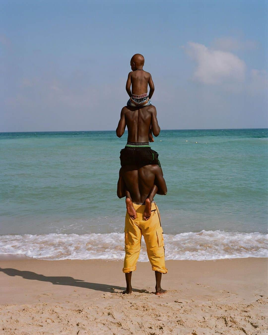 i-Dさんのインスタグラム写真 - (i-DInstagram)「To raise awareness on #WorldRefugeeDay we're sharing this beautiful yet heart-wrenching photo series by @dudihasson1, offering a glimpse of 18-year-old Alan Godin and his family's journey from #Sudan to #TelAviv as refugees.⁣ 💙⁣⁣ ⁣⁣⁣ Read @clementine_wdp's insightful interview with Alan about the difficulties he and family face, and his hopes for the future.⁣ 🔗⁣⁣」6月21日 2時20分 - i_d