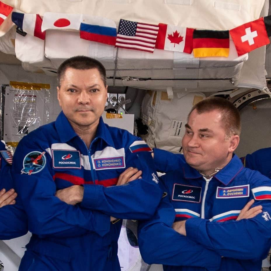 国際宇宙ステーションさんのインスタグラム写真 - (国際宇宙ステーションInstagram)「The six-member Expedition 59 crew gathers for a portrait inside the Kibo laboratory module from the Japan Aerospace Exploration Agency. From left are, astronauts David Saint-Jacques and Anne McClain; Cosmonauts Oleg Kononenko and Alexey Ovchinin; and astronauts Christina Koch and Nick Hague. #nasa #roscosmos #csa #unitedstates #russia #canada #astronaut #cosmonaut #international #space #station」6月21日 2時21分 - iss