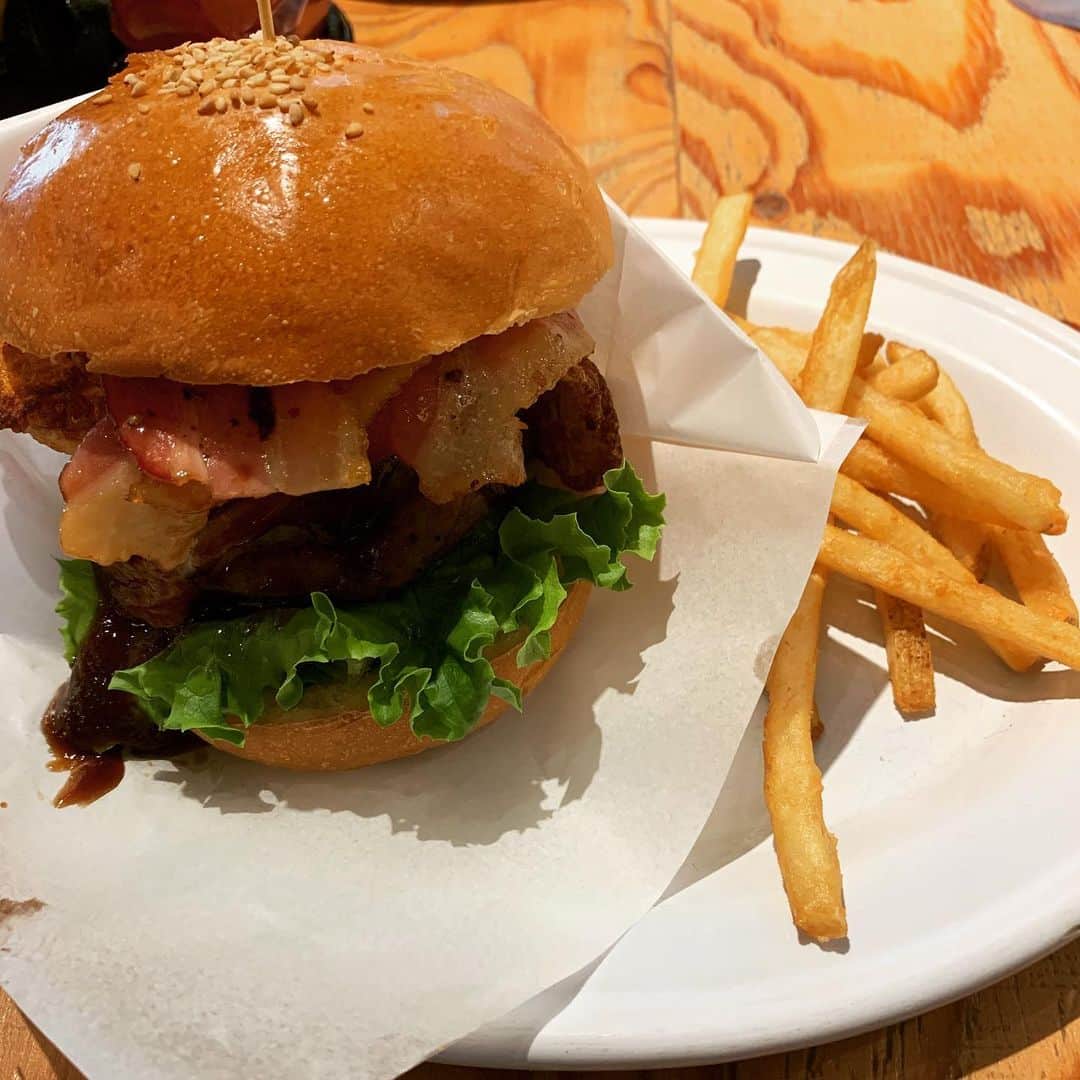 丸瀬こはるのインスタグラム：「ひっさびさに がっっつりハンバーガー たべた❤️ 店名はわすれたw  でもいつもどおりやっぱり 半分しか食べられなかった🥺w  #渋谷マークシティ #渋谷グルメ #hamburger  #ここまるの美食探索」
