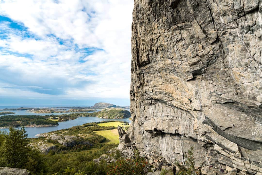 ペイジー・クラッセンのインスタグラム：「One of my all time favorite zones, Flatanger. If you climb 12s and 13s, you'll have the time of your life on this wall outside the cave. Not to mention the best views in the world! Can't wait to plan another trip here! 📸 @arjandekock」