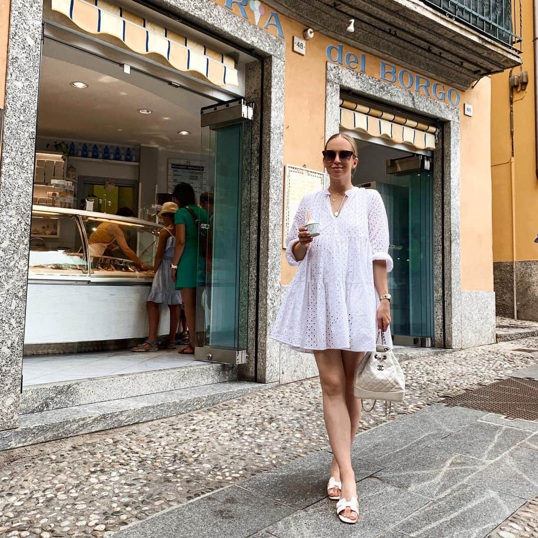 Helena Glazer Hodneさんのインスタグラム写真 - (Helena Glazer HodneInstagram)「Lets be honest, Nate isn’t the only one enjoying daily gelato🍨. Stopped by this place in #Bellagio and it did not disappoint, but still searching for one that knocks my socks off. We are heading to Tuscany next, so the search shall continue there! 🍨🇮🇹🍨🇮🇹🍨🇮🇹 Also, thoughts on Bellagio:  Incredibly beautiful and I get why it’s so iconic, but a little too mobbed and touristy for our liking (says the tourist..). Glad we did not stay there as we prefer a bit more of a relaxed atmosphere. And yes, the stairs and streets made it a bit harder with a stroller and toddler, especially in the summer heat. Poor Keith (who is lifting and pushing)😂, but at least the gelato is being burned off. #lakecomo #travelingwithkids #hodneitalyadventure」6月21日 2時30分 - brooklynblonde1