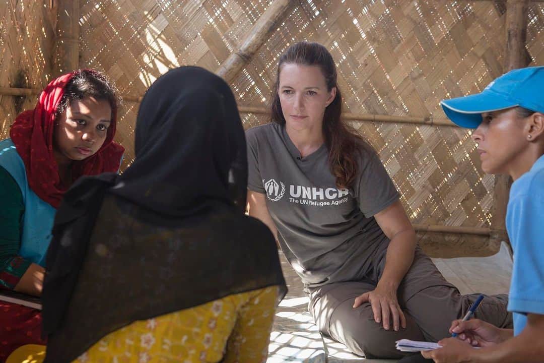クリスティン・デイヴィスさんのインスタグラム写真 - (クリスティン・デイヴィスInstagram)「I can never forget meeting Rabaya in Bangladesh. She escaped Myanmar and walked for an exhausting 22 days before reaching safety. More than half a million people are in similar situations to them - and UNHCR are doing all they can to support Rohingya @refugees. . It’s hard to believe that more than 70 million people were forced to flee in 2018. That’s one person every two seconds who have been denied a home. But they don’t need to be denied hope. . Please join me and take a #StepWithRefugees this #WorldRefugeeDay - go to refugeeday.org to find out more. Link in bio . #WithRefugees #RefugeesWelcome #UNHCR #Solidarity #Rohingya #Bangladesh」6月21日 2時32分 - iamkristindavis