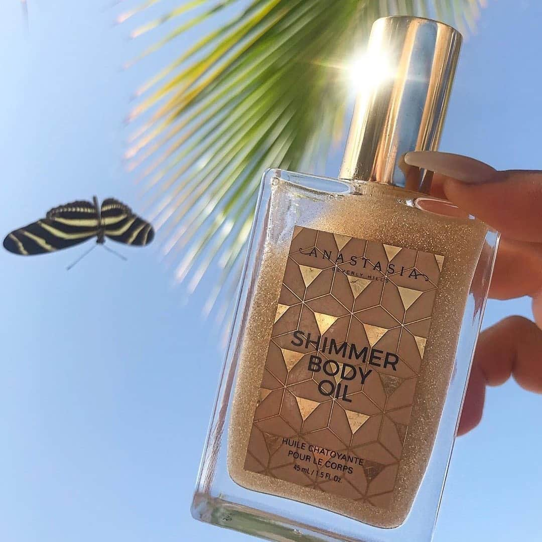 Anastasia Beverly Hillsさんのインスタグラム写真 - (Anastasia Beverly HillsInstagram)「Glow all summer long with Shimmer Body Oil.  Formula is lightweight, absorbs into skin leaving a beautiful  shimmer,without a greasy or sticky feeling.  Thank you @karahaleanna」6月21日 2時38分 - anastasiabeverlyhills