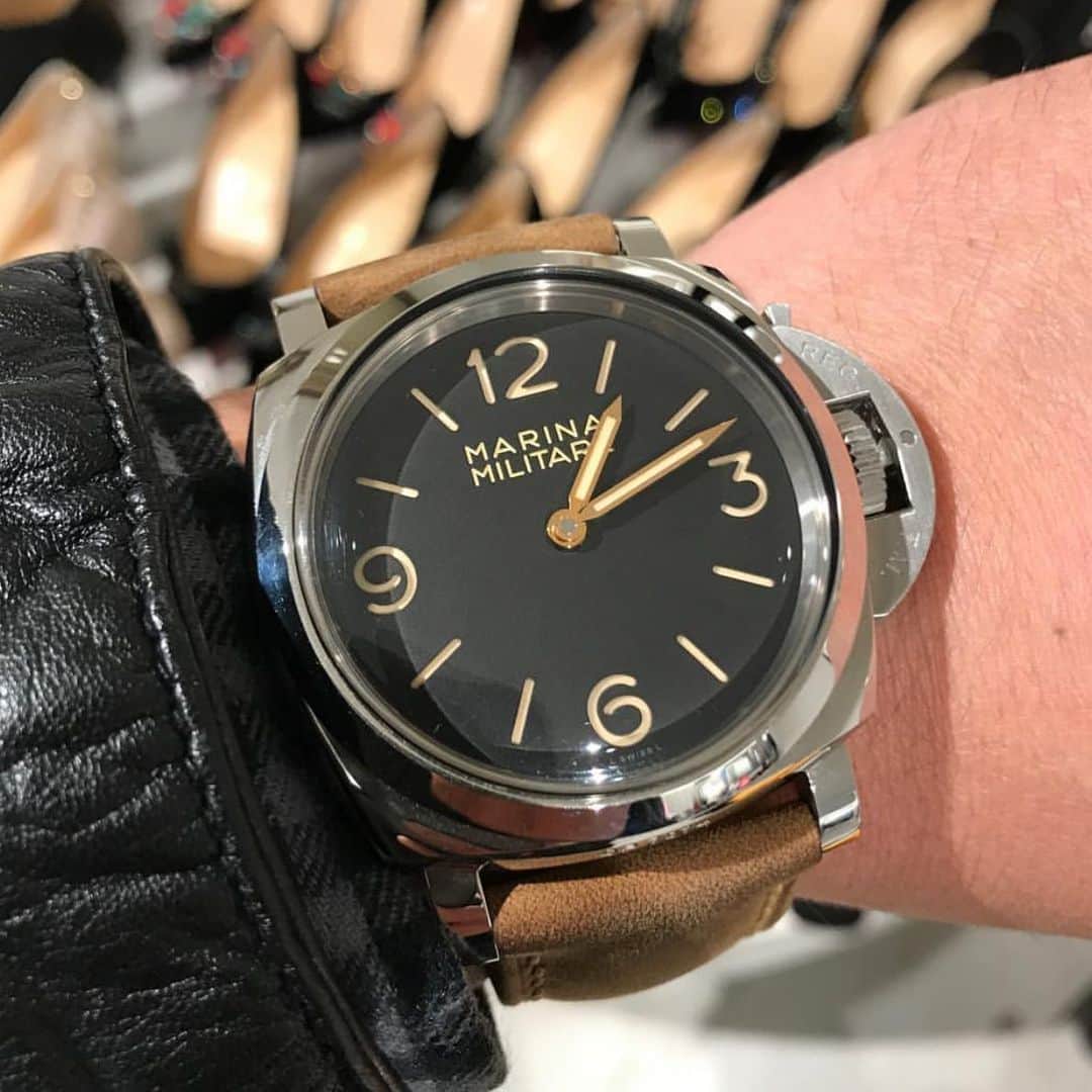 パネライのインスタグラム：「Yes many Panerai “look” the same. But little details like the vintage style gold pencil hands on this #Panerai #PAM673 Luminor Marina Militare make such a difference. Pic by @endlsshunter #paneraicentral」