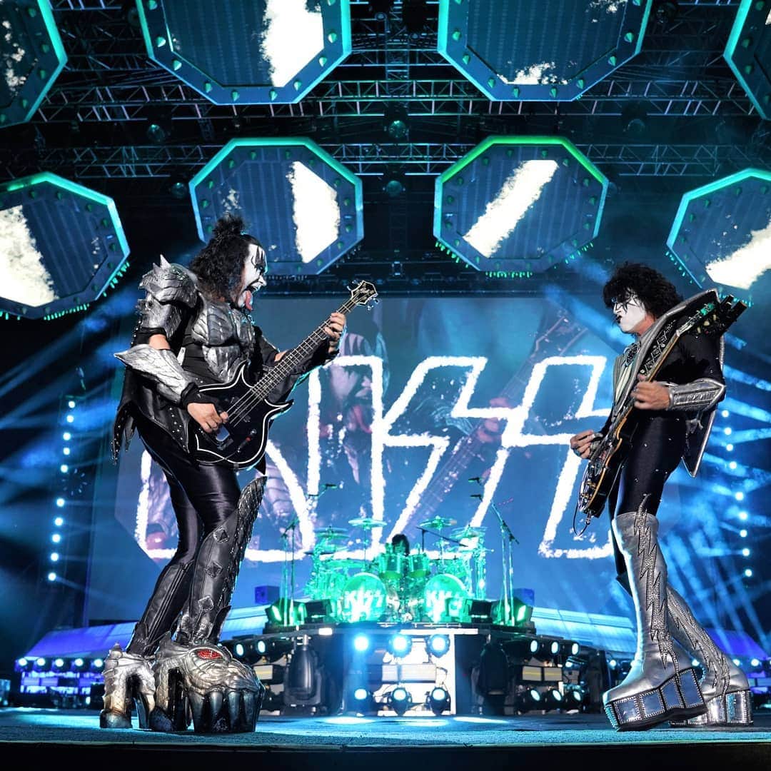 KISSさんのインスタグラム写真 - (KISSInstagram)「@genesimmons & @tommy_thayer_official rockin' on the #EndOfTheRoad Europe Tour.」6月21日 2時40分 - kissonline