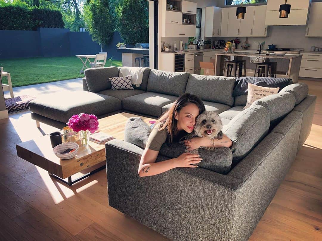 ジャネル・パリッシュさんのインスタグラム写真 - (ジャネル・パリッシュInstagram)「Chris and I have been huge fans of @roomandboard for a long time, so when we discussed a #brandcollaboration to help us furnish our new house, we were so excited! We partnered with them to find the perfect couch and coffee table for our home, and we couldn’t be happier! I think Kleo also approves. Thank you #roomandboard #sponsored #partnership」6月21日 2時47分 - janelparrish