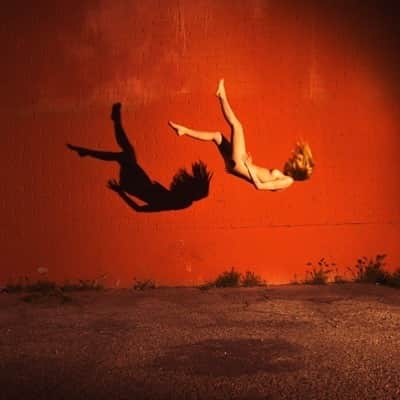 のインスタグラム：「We all fall, when you crash down and the pavement smacks you in the face, the people pretending to be your friends will tell you to stay there, they want you down low, so you have to look up at them, it makes them feel better, these people are not your friends, they are social vampires feeding off of your pain, a real friend will tell you to get up stand up and carry on, even if that’s not what you want to hear at the moment, if you don’t have that friend, then listen to the voice inside your head... Tag someone who helps you stand up when you fall.」