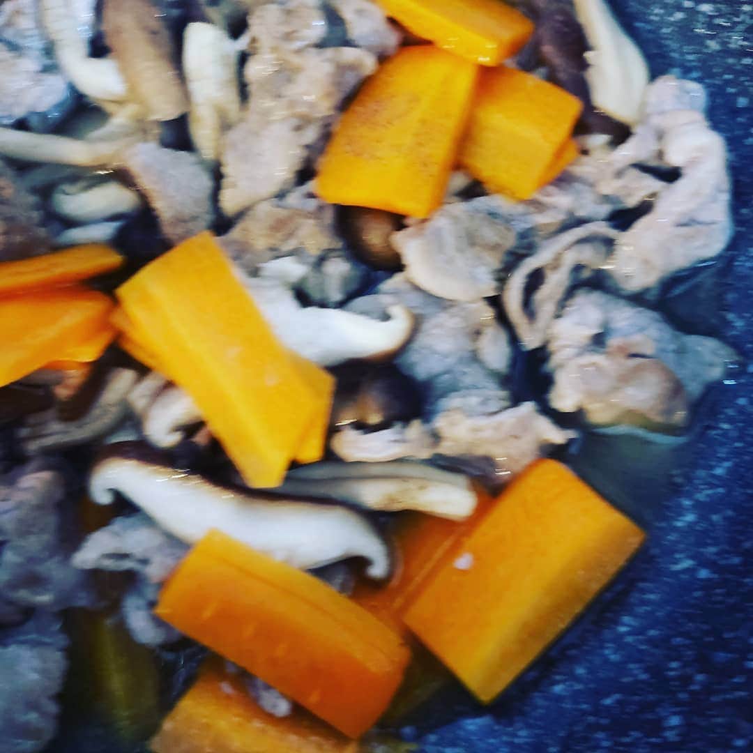 塩原康孝さんのインスタグラム写真 - (塩原康孝Instagram)「今日はラー油つけそば！ 肉やさい炒めを先に作り、ニンニク生姜を油で香り出した中にめんつゆしょうゆ塩砂糖ほんだしで濃いめつけ汁を作成し、肉やさい炒めを投入！ 仕上げにラー油いっぱい、更に鬼ころし一味。 そば食べたあと、残しておいた蕎麦湯割り汁にしてスープで飲みました。 割りとおいしかった。　 ニンニク生姜やらはすりおろしより食感残す方が好きです。  #料理男子  #料理おじさん  #男子めし」6月21日 3時11分 - ruisan0120