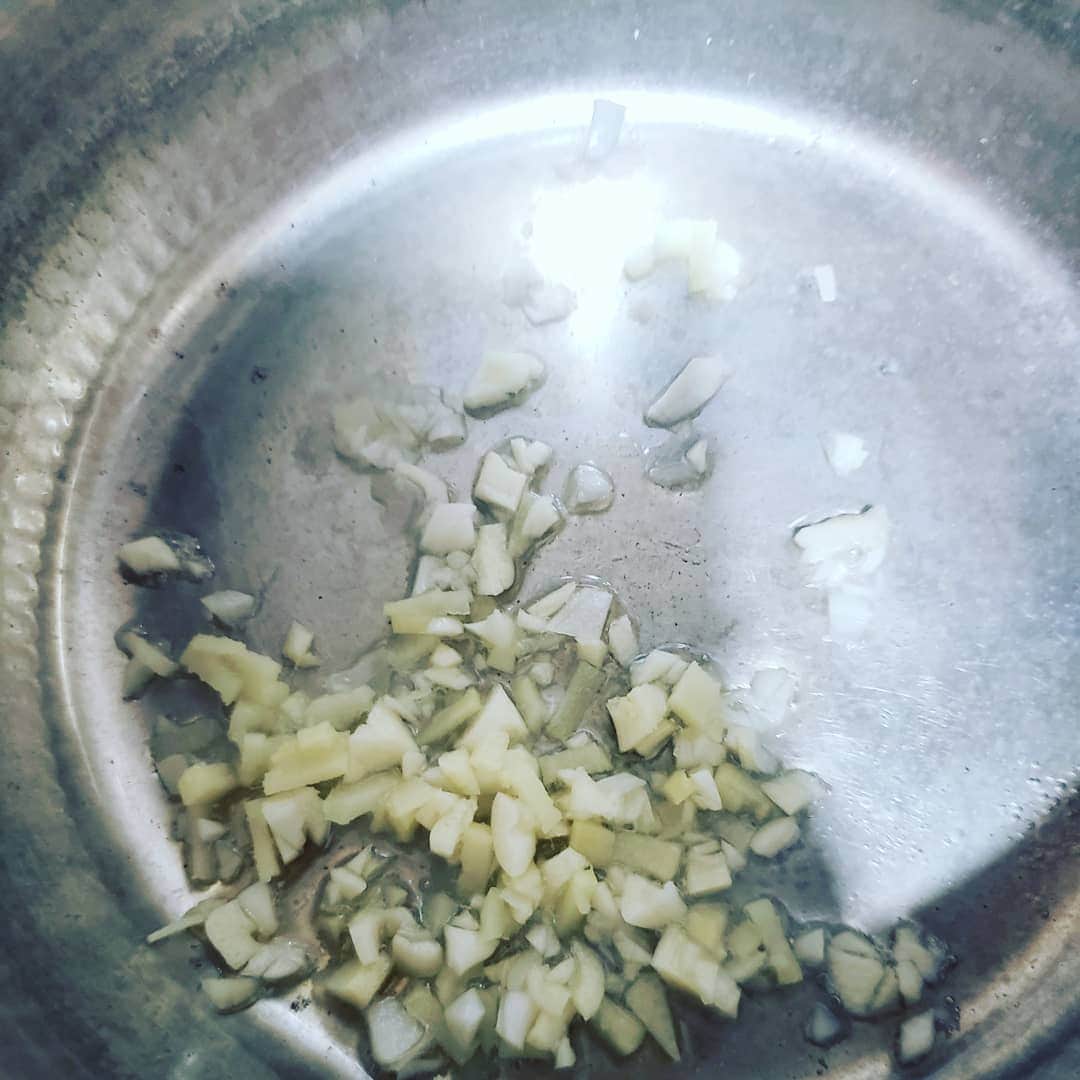 塩原康孝さんのインスタグラム写真 - (塩原康孝Instagram)「今日はラー油つけそば！ 肉やさい炒めを先に作り、ニンニク生姜を油で香り出した中にめんつゆしょうゆ塩砂糖ほんだしで濃いめつけ汁を作成し、肉やさい炒めを投入！ 仕上げにラー油いっぱい、更に鬼ころし一味。 そば食べたあと、残しておいた蕎麦湯割り汁にしてスープで飲みました。 割りとおいしかった。　 ニンニク生姜やらはすりおろしより食感残す方が好きです。  #料理男子  #料理おじさん  #男子めし」6月21日 3時11分 - ruisan0120