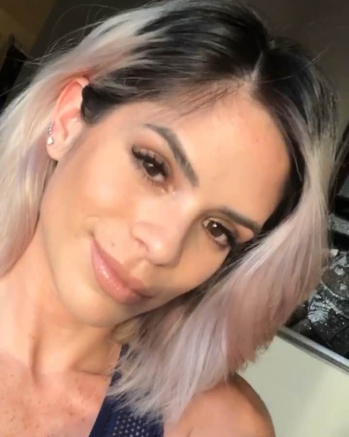 Michelle Lewinのインスタグラム：「Lashes on fleek💁🏼‍♀️ @miami_lash (who else got one-eye-winking issues?)」