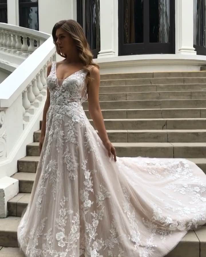 Wedding Lifeのインスタグラム：「So gorgeous!😍 @enzoani Tag your gals💕 •  @enzoani @enzoani  @enzoani」