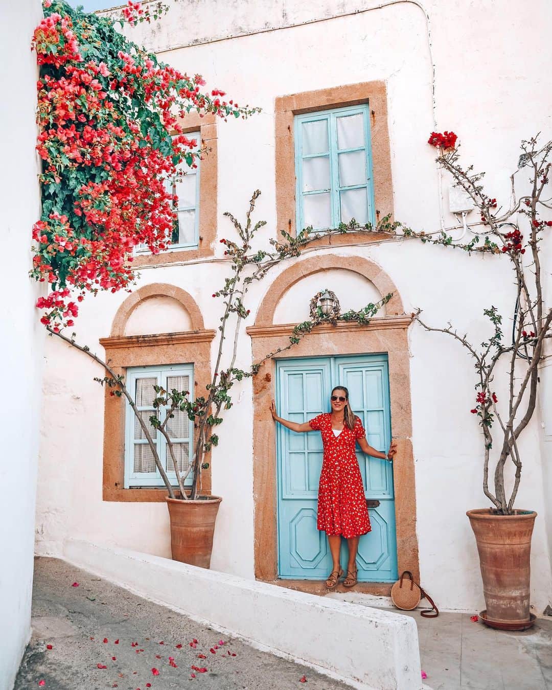 Izkizのインスタグラム：「Ok when can I move in? 😍 Cute streets of Patmos island in Greece 🇬🇷 Exploring beautiful places whilst on a 3 day tour with @tatilsepeticom 💙 #tatilsebimvar」