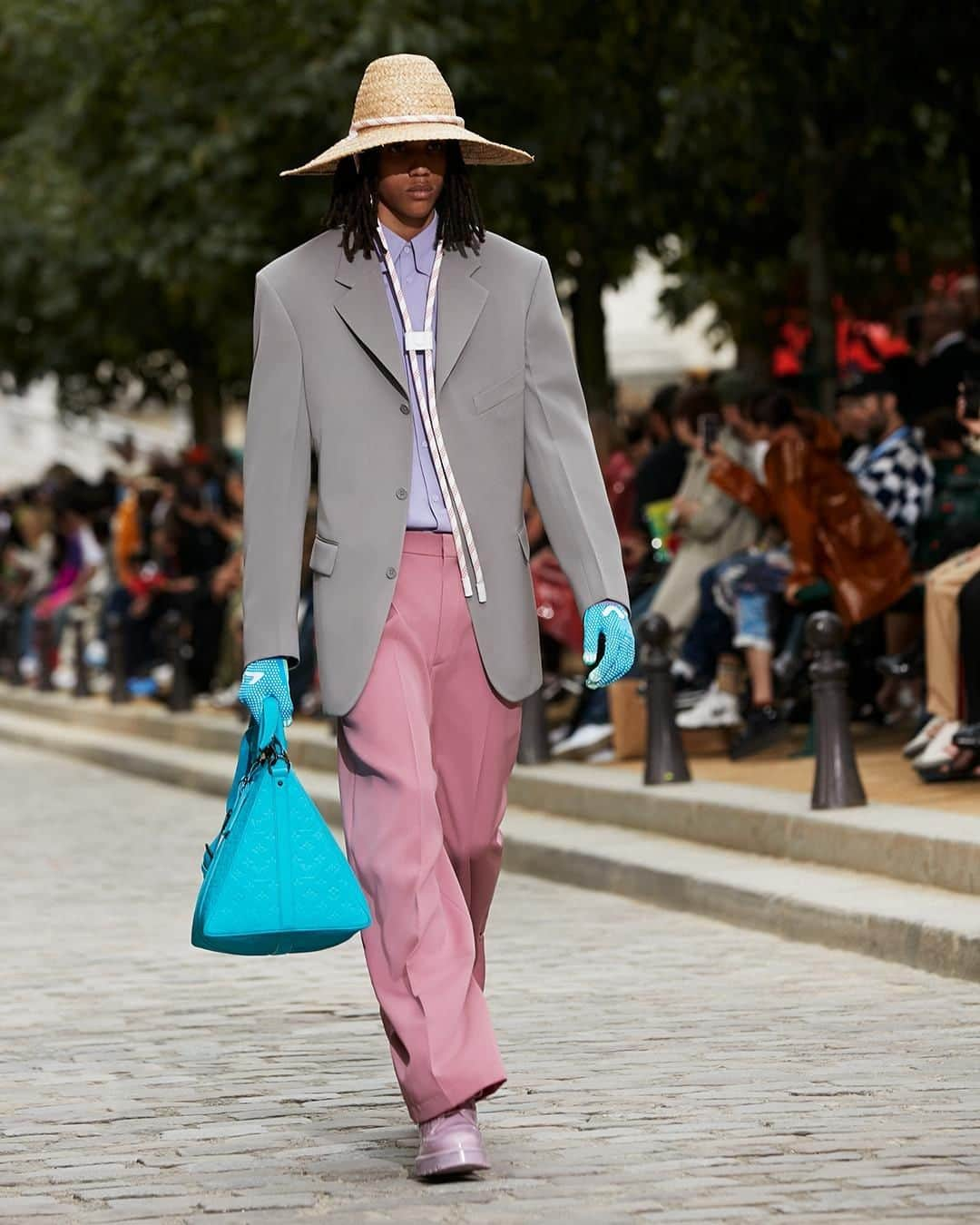 ルイ・ヴィトンさんのインスタグラム写真 - (ルイ・ヴィトンInstagram)「The first look at the #LVMenSS20 show. #VirgilAbloh presented his latest collection for #LouisVuitton at the Place Dauphine in Paris. Watch now on Instagram and louisvuitton.com」6月21日 3時34分 - louisvuitton