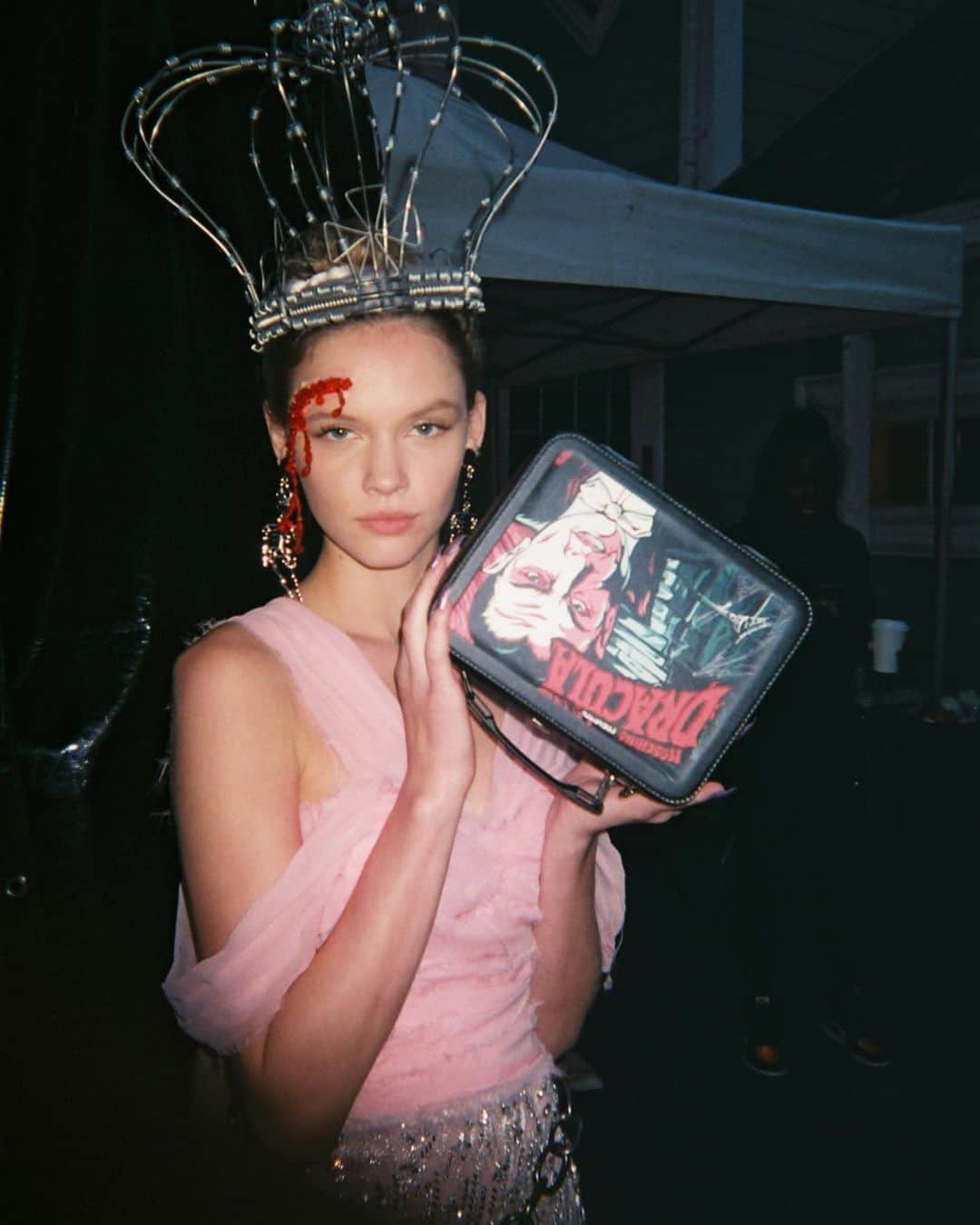 IMG Modelsさんのインスタグラム写真 - (IMG ModelsInstagram)「Horror Show. 🎃 #IMGoriginals went back to the #early00s + gave #IMGstars #disposable📷’s for @moschino’s #Resort20 show in #LosAngeles for an exclusive view thru their eyes... 👀 starring @faiithlynch @jhona_burjack @altonmason @moonchild @chezjohnk @loserthrift @alanabc. #⭐️ #TBT」6月21日 3時37分 - imgmodels