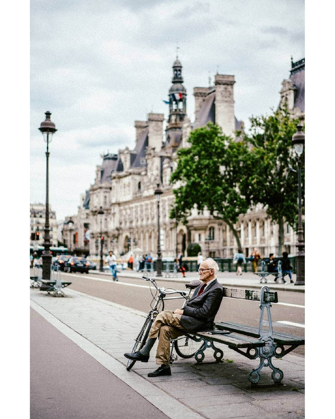 VuTheara Khamさんのインスタグラム写真 - (VuTheara KhamInstagram)「Man on the Bench, Hôtel de Ville, Paris (2019) 1 or 2 🤔」6月21日 3時42分 - vutheara