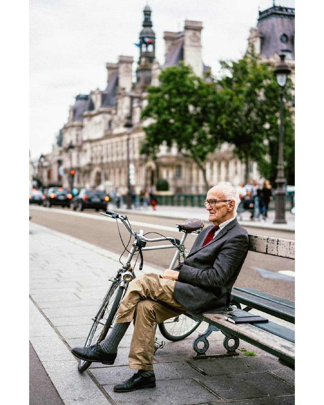 VuTheara Khamさんのインスタグラム写真 - (VuTheara KhamInstagram)「Man on the Bench, Hôtel de Ville, Paris (2019) 1 or 2 🤔」6月21日 3時42分 - vutheara