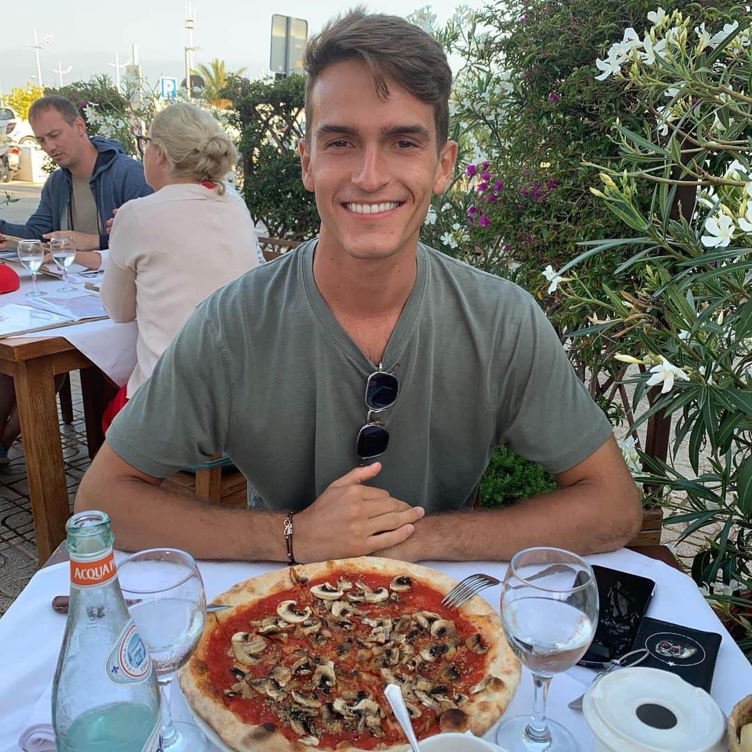 デニス・スアレス・フェルナンデスのインスタグラム：「What do you prefer? 🍕 or the photographer @nadiavilesgarcia ?🤔🤔」
