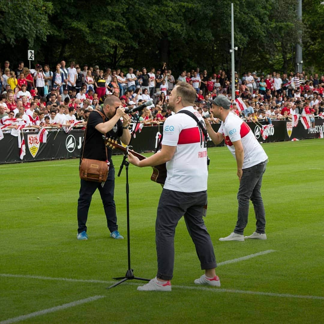 VfBシュトゥットガルトさんのインスタグラム写真 - (VfBシュトゥットガルトInstagram)「Auftakt vor toller Kulisse. 4.500 #VfB Fans schauten bei der ersten öffentlichen Einheit zu. #VfB #vfbstuttgart #vfbstuttgart1893 #timwalter #immerheimspiel #VfBInsta」6月21日 3時51分 - vfb