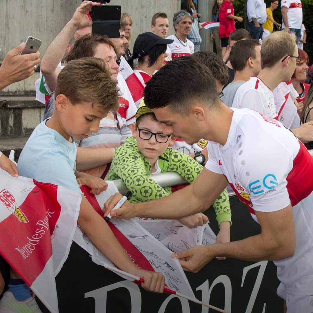 VfBシュトゥットガルトさんのインスタグラム写真 - (VfBシュトゥットガルトInstagram)「Auftakt vor toller Kulisse. 4.500 #VfB Fans schauten bei der ersten öffentlichen Einheit zu. #VfB #vfbstuttgart #vfbstuttgart1893 #timwalter #immerheimspiel #VfBInsta」6月21日 3時51分 - vfb