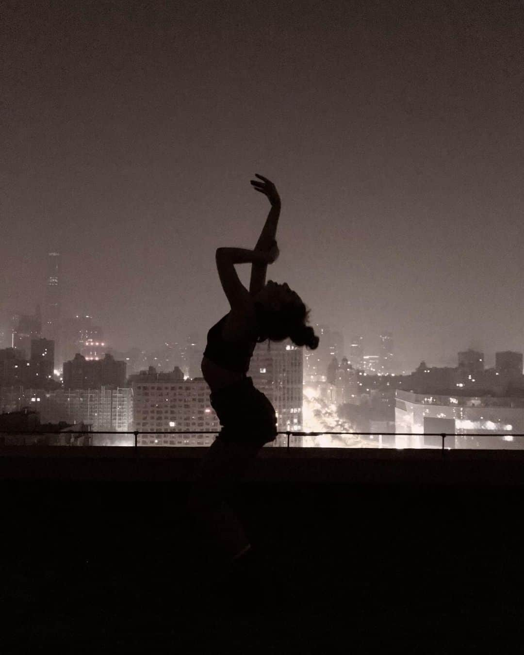 エカテリーナ・リャザーノワのインスタグラム：「Slow dancing in the dark. #beijing #night」