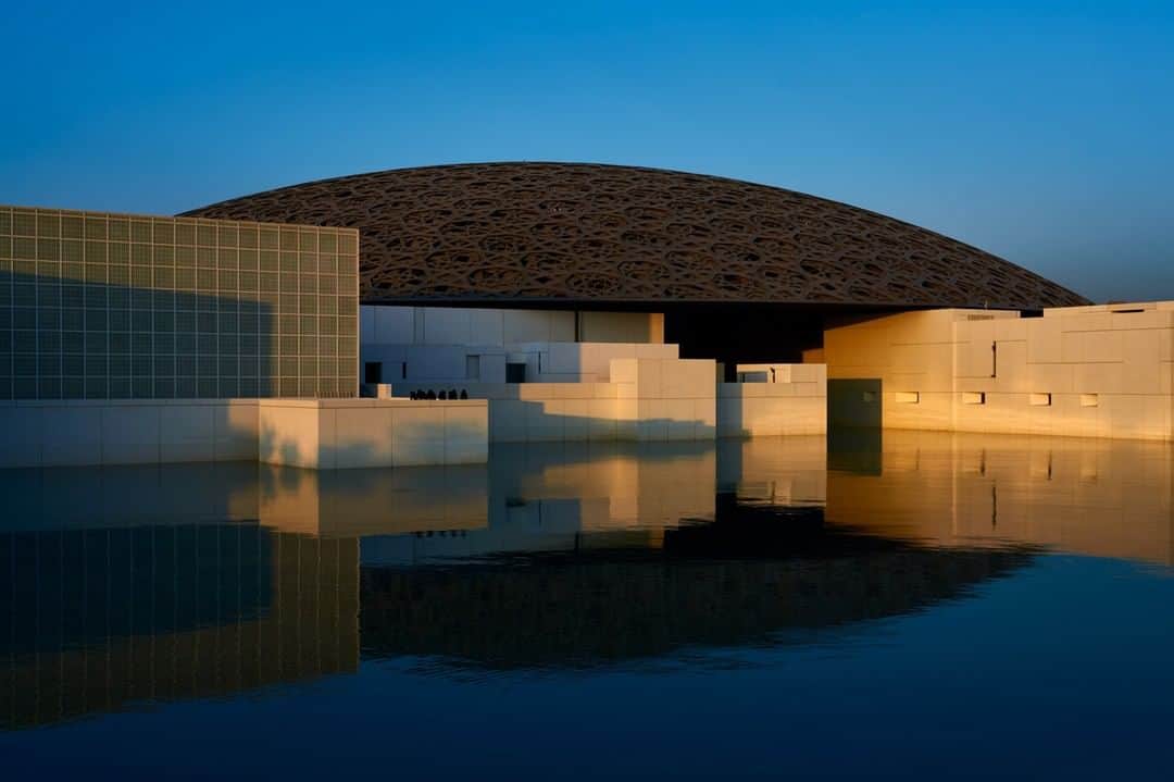 Michael Yamashitaさんのインスタグラム写真 - (Michael YamashitaInstagram)「The Louvre Abu Dhabi seems to float upon its reflecting pond. An architectural masterpiece, this museum was designed by Jean Nouvel. In partnership with the Louvre in Paris, it showcases art from around the world, and opened in 2017.  #LouvreAbuDhabi #museumofart #artmuseum #arabicarchitecture」6月21日 4時01分 - yamashitaphoto
