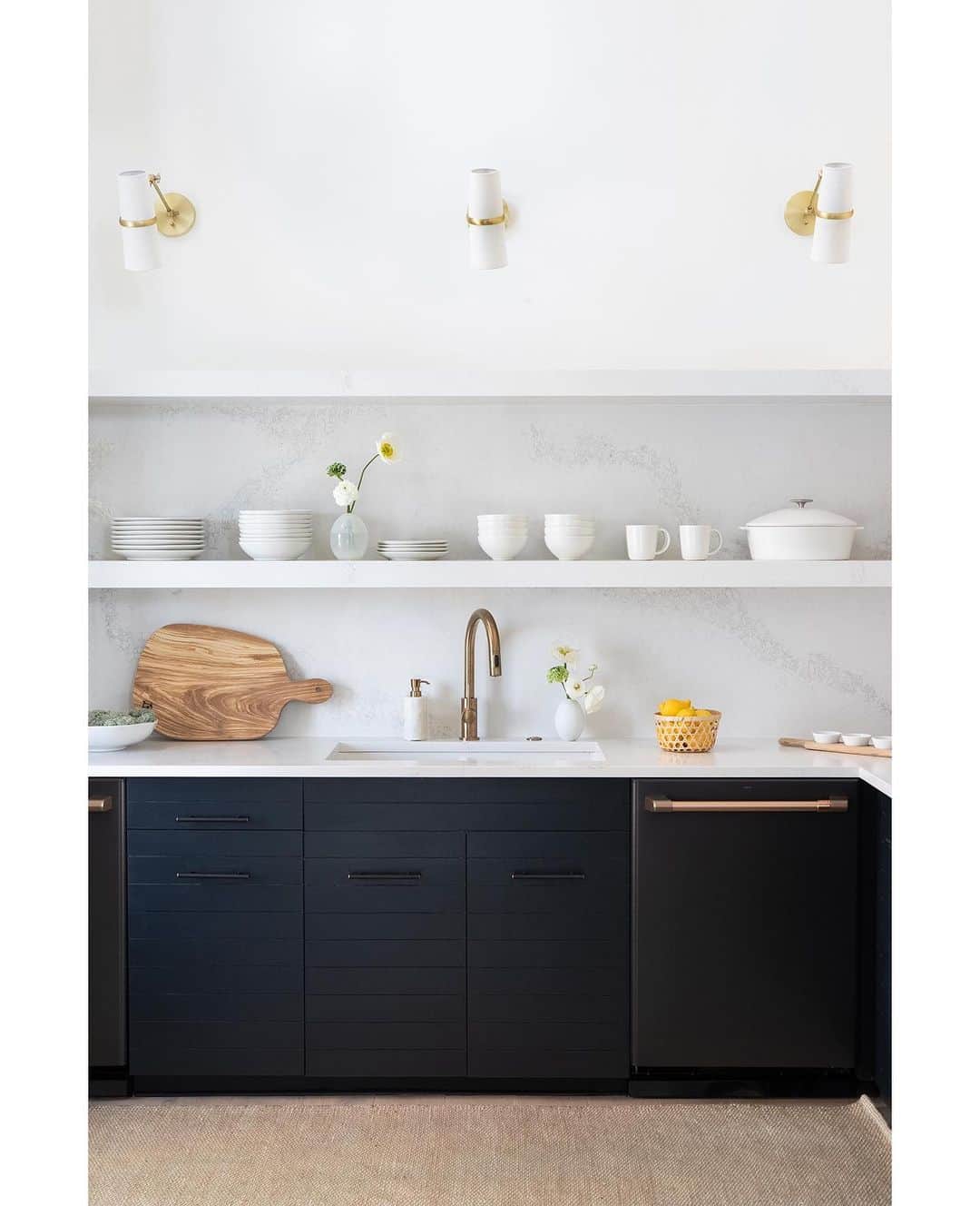 エリン フェザーストンのインスタグラム：「Another great shot of my kitchen by @selliottphoto. I love my @caesarstoneus counters and floating shelves more than words can say #thefetherednest」