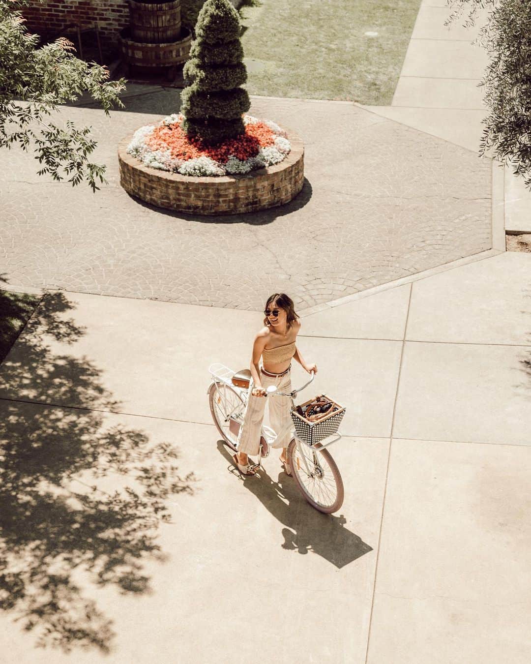 W E Y L I Eのインスタグラム：「Made it to sunny Napa Valley, CA! Every time I’m in Napa, I think of Hallie’s house from The Parent Trap 😂 That movie is still hands down one of my childhood favorites. I even learned how to do the signature handshake with my sister hahaha. Who else knew the handshake too?! 🙋🏻‍♀️」