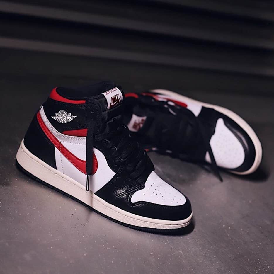 Sneaker News x Jordans Dailyさんのインスタグラム写真 - (Sneaker News x Jordans DailyInstagram)「If you didn’t like that last one, then there’s still this simple Air Jordan 1 “Gym Red” on the way 👀 Dropping June 29th — Anyone copping? Tap the link in the bio for more details #jordansdaily」6月21日 4時15分 - jordansdaily