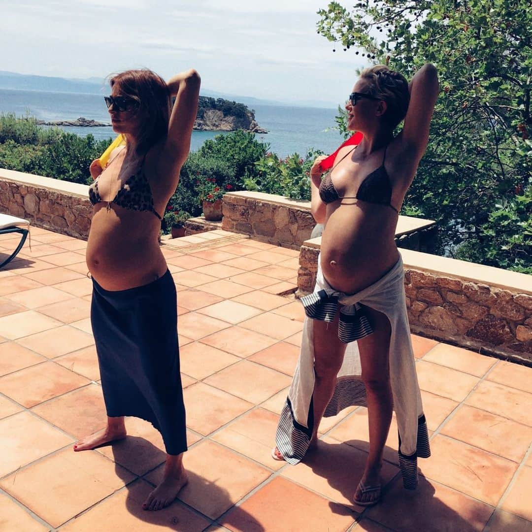 ケイト・ハドソンさんのインスタグラム写真 - (ケイト・ハドソンInstagram)「#tbt when we worked out that one time last summer 🤰☀️🤰 #Greece #WeLoveYouSkiathos @sweetbabyjamie」6月21日 4時19分 - katehudson