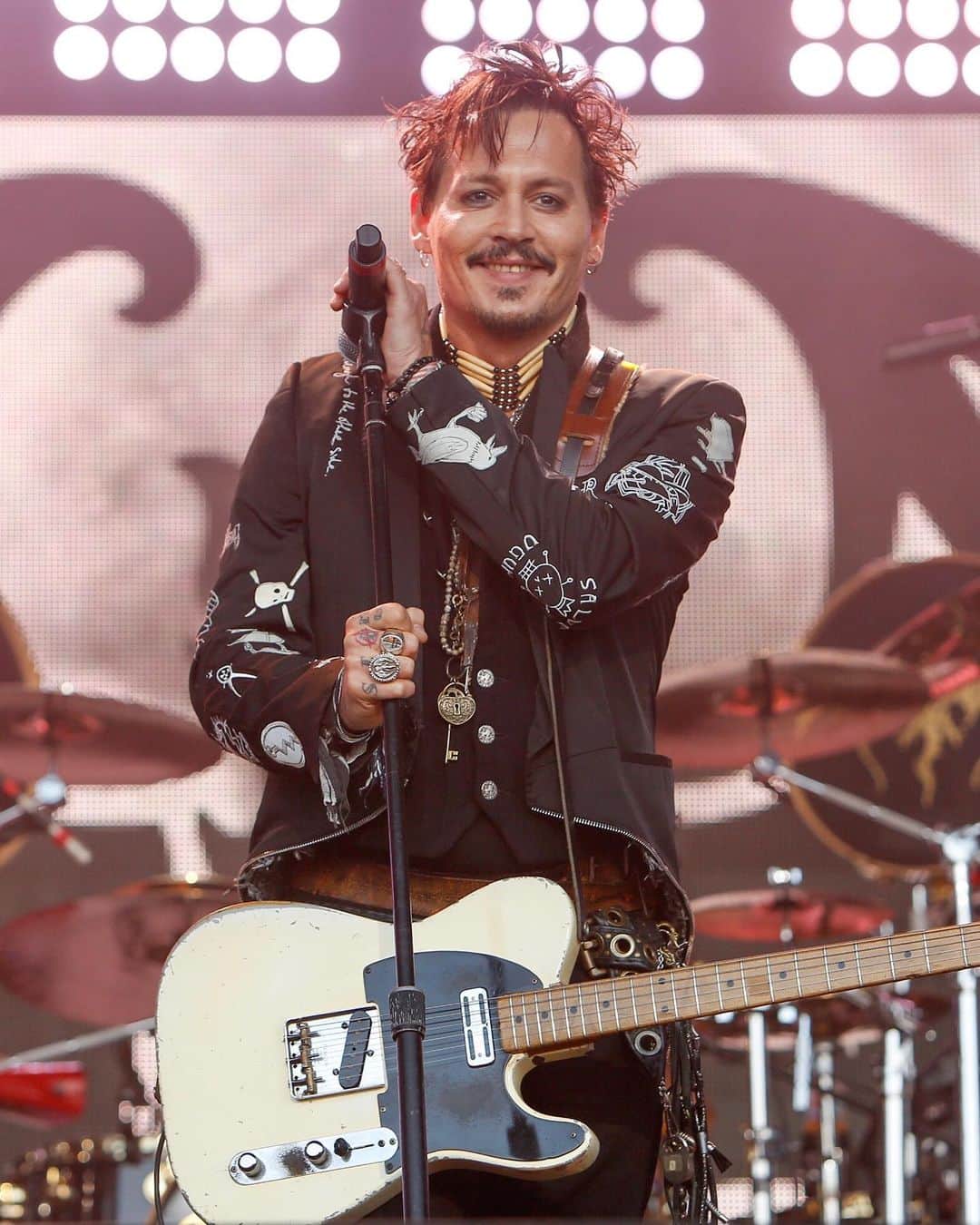 Just Jaredさんのインスタグラム写真 - (Just JaredInstagram)「Johnny Depp all smiles while hitting the stage with his Hollywood Vampires bandmates - Joe Perry and Alice Cooper - on @jimmykimmellive! Click photo in link in bio to watch their performances!  Photos: @abcnetwork」6月21日 4時23分 - justjared