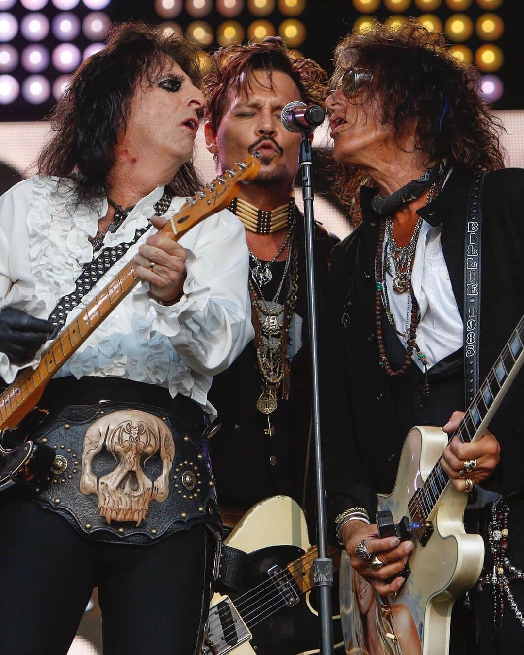 Just Jaredさんのインスタグラム写真 - (Just JaredInstagram)「Johnny Depp all smiles while hitting the stage with his Hollywood Vampires bandmates - Joe Perry and Alice Cooper - on @jimmykimmellive! Click photo in link in bio to watch their performances!  Photos: @abcnetwork」6月21日 4時23分 - justjared