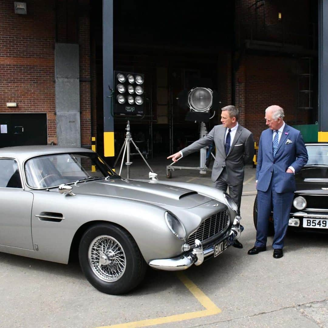 ロイヤル・ファミリーさんのインスタグラム写真 - (ロイヤル・ファミリーInstagram)「The Prince of Wales today visited the James Bond set at Pinewood Studios in Buckinghamshire, the home of the 25th Bond film. #bond25  The Prince was shown some of the cars used in the film by Daniel Craig, who plays 007, and visited ‘M’s office with actor Ralph Fiennes and director Cary Joji Fukunaga.  HRH was able to watch a scene being filmed on screens alongside actors Naomie Harris and Lashana Lynch.  HRH also met ‏apprentices from the BFI who are working on the film. The BFI Film Academy runs 52 academies across the UK, giving young people the opportunity to learn about filmmaking. The Prince has been Patron of the BFI for 40 years and most recently visited the institute’s centre at London’s Southbank.  Follow @clarencehouse for more.」6月21日 4時25分 - theroyalfamily