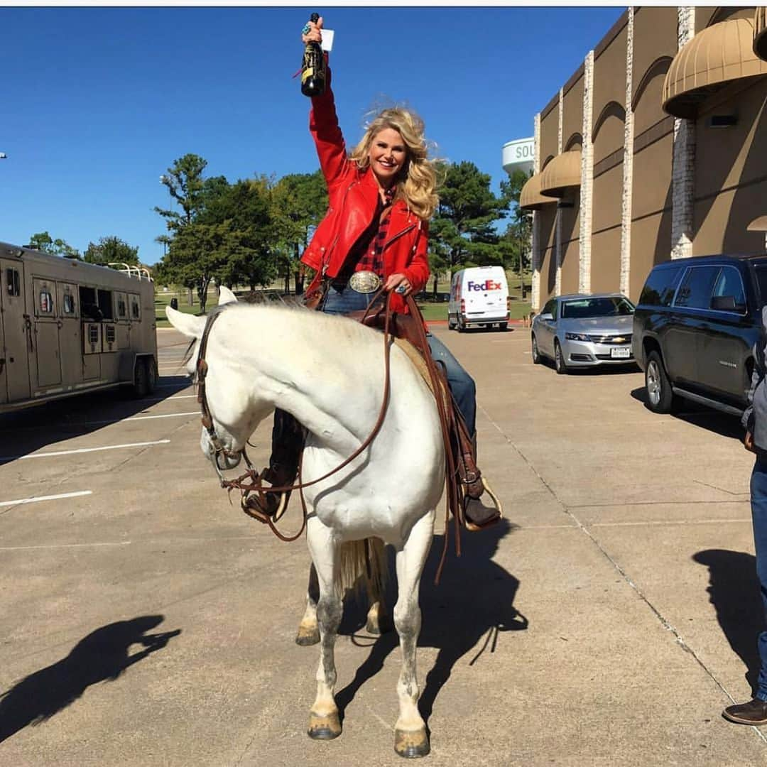 クリスティ・ブリンクリーさんのインスタグラム写真 - (クリスティ・ブリンクリーInstagram)「Howdy Partners! Just throwing one back to the day I rode into town on my white horse to introduce Texans to my delicious, vegan,  organic Prosecco #brutdoc #sparklingrose  I even have one that’s sugar free! @bellissimaprosecco www.bellissimaprosecco.com for more info 🥂🍾oh! And we’ve just opened our online store for those little gold sippers and T shirts and more soon! Time to stock up for what’s sure to be a beautiful week end! Thank you Punk Carter! Hi Rita! #tbt pS that’s my championship belt buckle..National Cutting Horse Association Futurity Champion in #ftworth #ncha #wine #organicprosecco #bellissimaprosecco #sugarfreeprosecco  zerosugarprosecco #glutenfree #all-natural #horses #happytrails #texas #cowgirl」6月21日 4時26分 - christiebrinkley