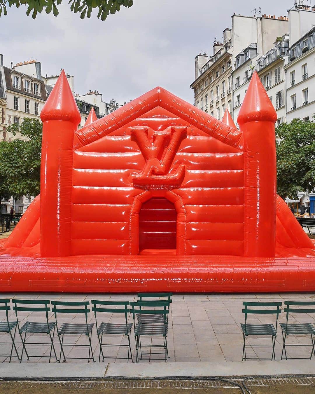 ルイ・ヴィトンさんのインスタグラム写真 - (ルイ・ヴィトンInstagram)「Details from the Place Dauphine in Paris. For #LVMenSS20, #VirgilAbloh combined postcard-worthy scenery of Paris with playful childhood elements. Watch the latest #LouisVuitton show on Instagram and louisvuitton.com Photos by @ivar.wigan」6月21日 4時35分 - louisvuitton