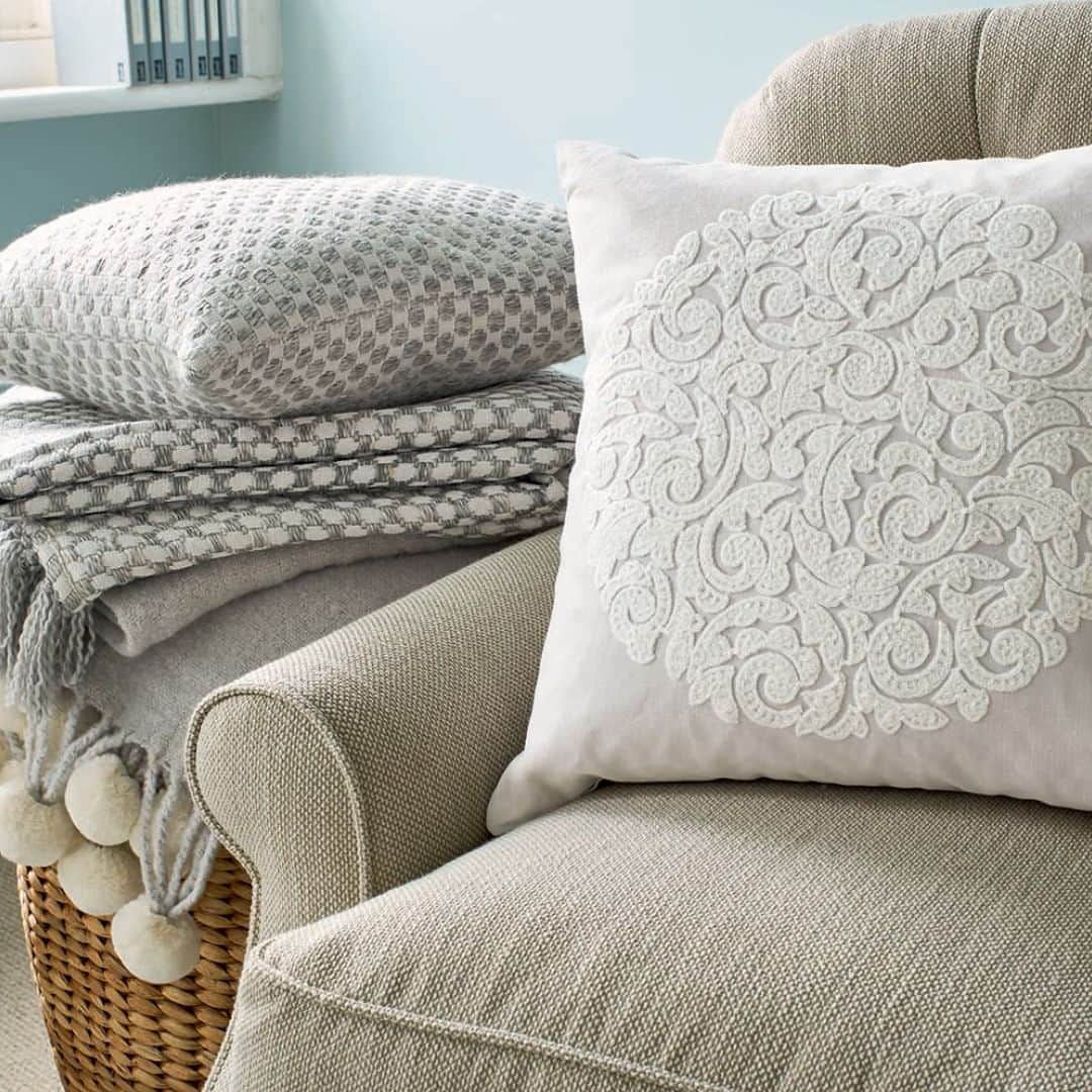 ローラアシュレイのインスタグラム：「There's no such thing as too many cushions & throws! Do you agree?」