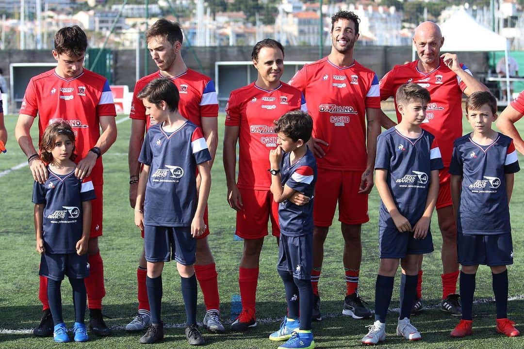 F1さんのインスタグラム写真 - (F1Instagram)「Well played, lads 👏👏👏 . Some familiar faces were on hand ahead of this weekend’s French Grand Prix as F1 drivers, past and present, played their part in a special Jules Bianchi charity football match at the Bandol Stadium ⚽️ (📸 @xpbimages) . #JulesBianchi #JB17 #Formula1 #F1 #FrenchGP 🇫🇷」6月21日 5時04分 - f1