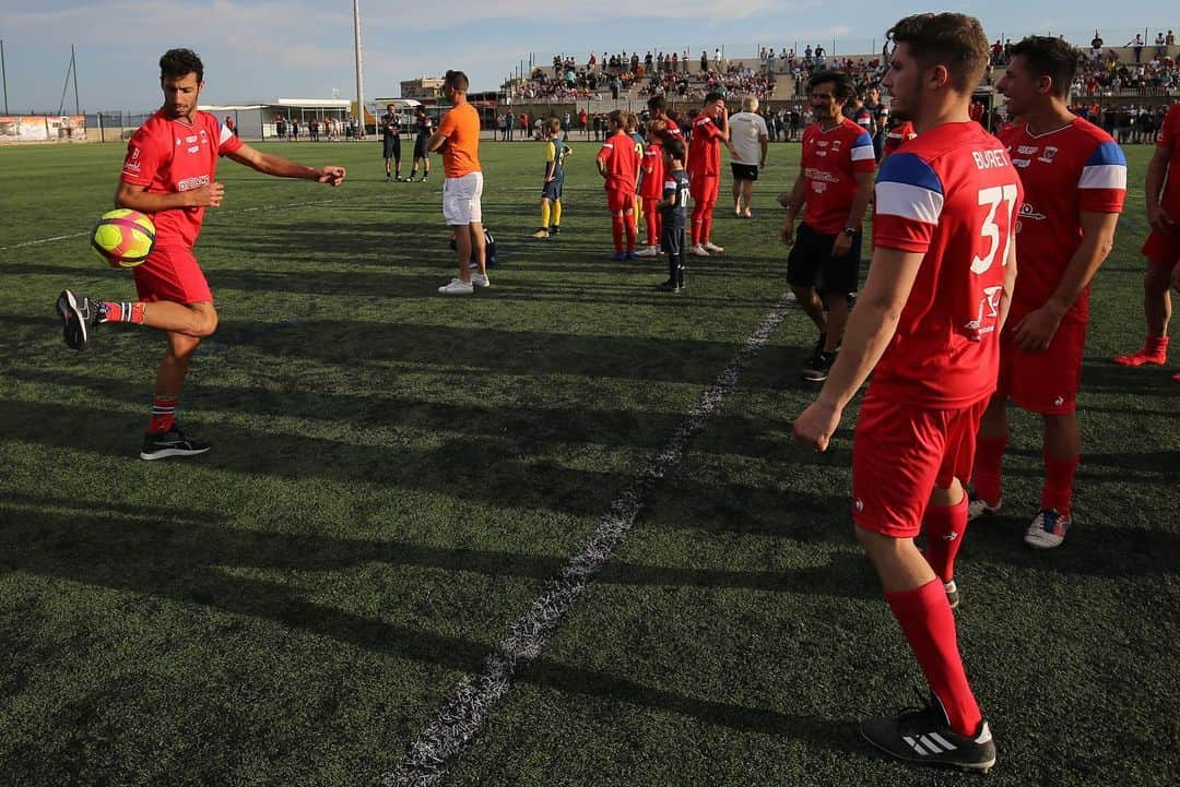 F1さんのインスタグラム写真 - (F1Instagram)「Well played, lads 👏👏👏 . Some familiar faces were on hand ahead of this weekend’s French Grand Prix as F1 drivers, past and present, played their part in a special Jules Bianchi charity football match at the Bandol Stadium ⚽️ (📸 @xpbimages) . #JulesBianchi #JB17 #Formula1 #F1 #FrenchGP 🇫🇷」6月21日 5時04分 - f1