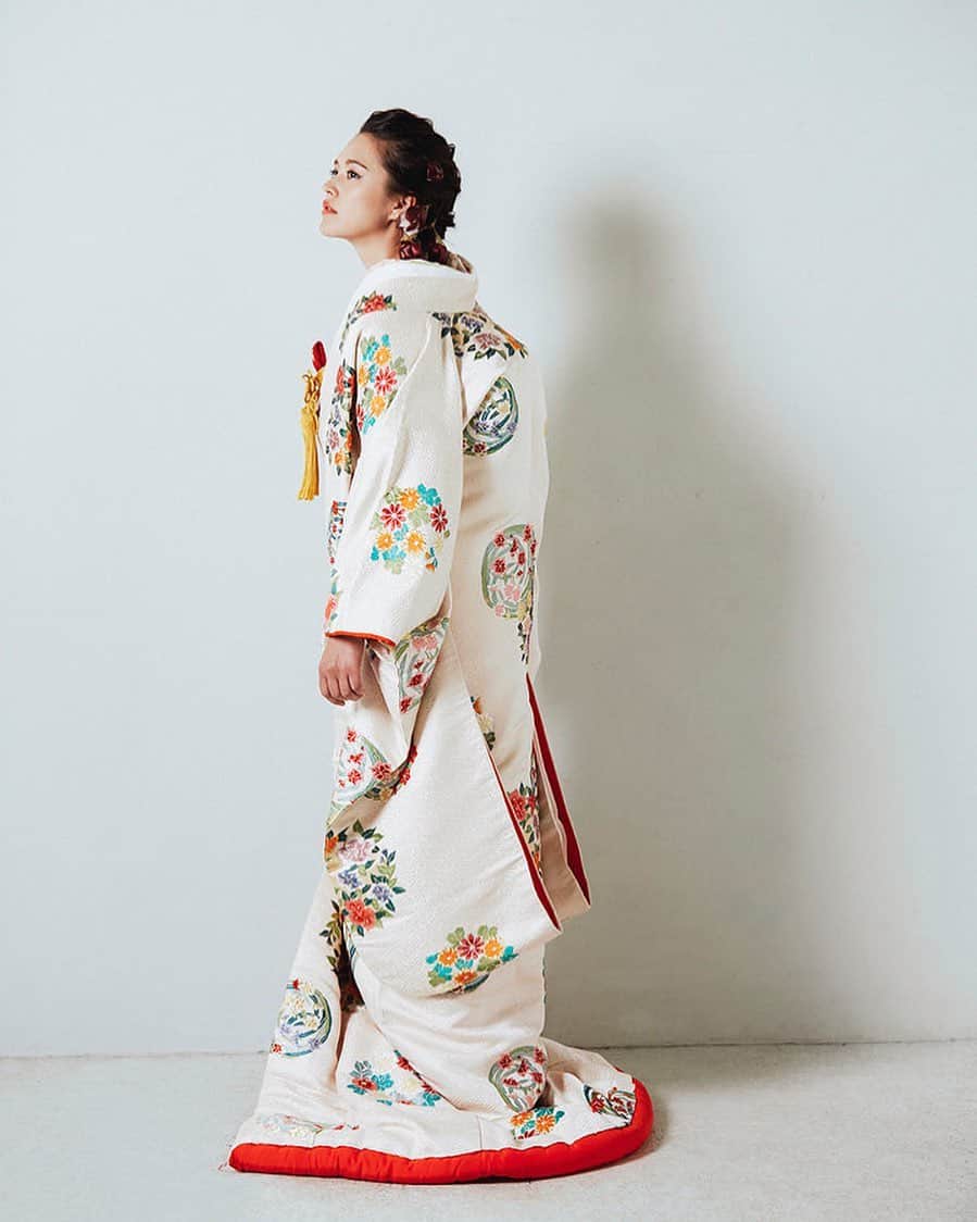 松島エミのインスタグラム：「Posing in Japanese wedding gear👰🏻 #和装 #ゼクシィ #bridal #japanesebride #kimono」
