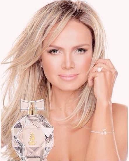 のインスタグラム：「Lembrando a campanha que fiz para a @jequiti do meu perfume Cristal. Em breve chega o NOVO!!! Vcs vão amar!! #tbt Foto: @daniloborgesfoto Beleza: @juniormendes  Estilo: @thidyalvis」